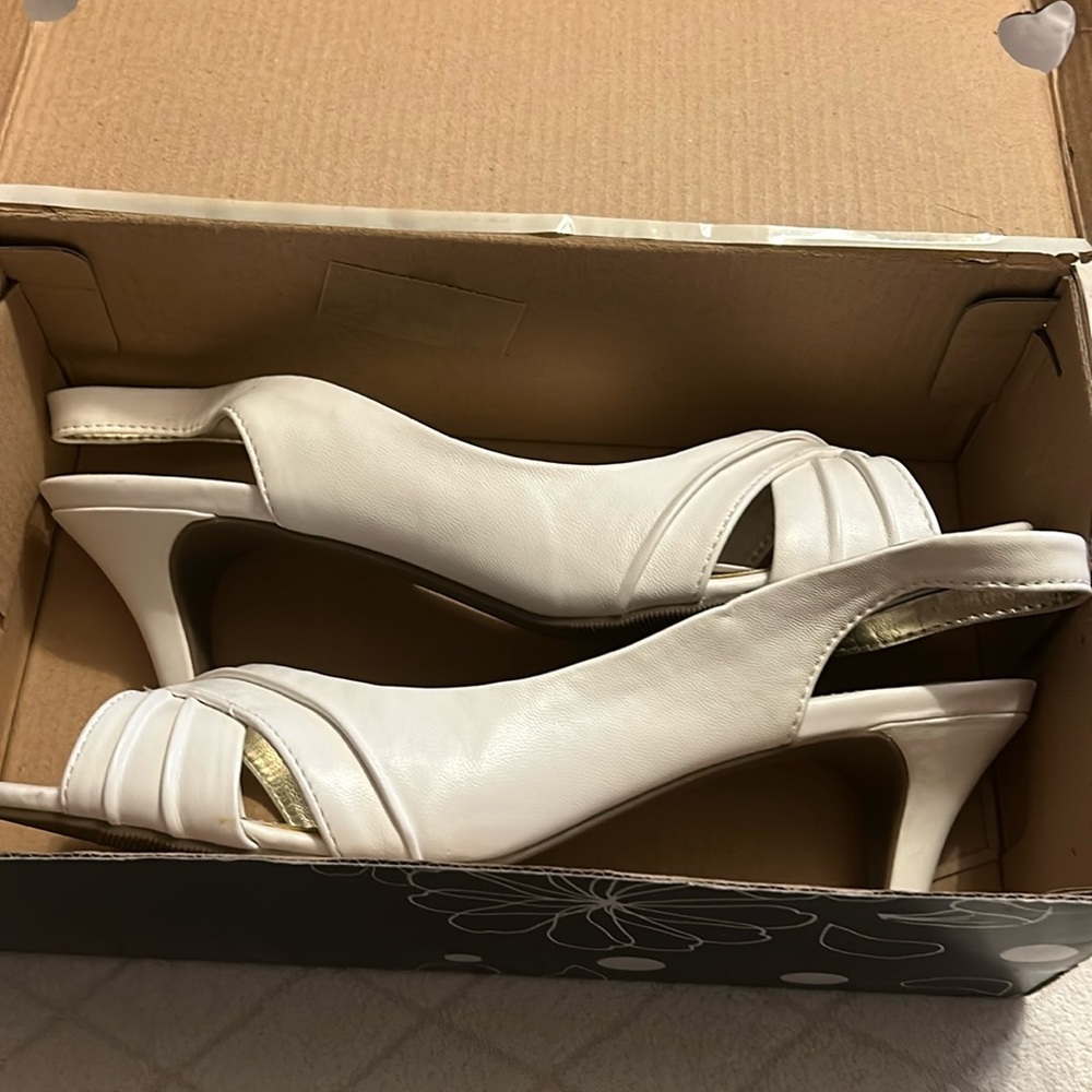 Women’s open toed, sling back heels.